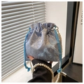 Détail du sac seau en dentelle bleu clair avec papillon 3D et bandoulière en perles - Bleu