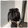 Détail du sac seau noir à cordon avec jacquard papillon et poignée en perles élégantes - Noir