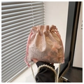 Détail du sac seau en dentelle rose avec papillons 3D et bandoulière en perles - Rose
