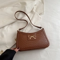 Borsa baguette marrone intrecciata con un elegante fiocco dorato in metallo - Marrone Chiaro