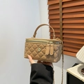 Bolso bandolera acolchado caqui con adornos florales dorados y correa de cadena - Caqui