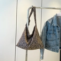 Modische Leopard-Print Schultertasche mit Knotengurt neben einer Jeansjacke - Leopard Braun