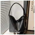 Detalle de bolso hobo trenzado negro con colgantes de estrellas y asa de hombro trenzada - Negro