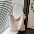 Cremeweiße geflochtene Lederschultertasche mit Sternanhänger und Kordelzugdetail - Weiß