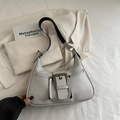 Elegante borsa beige con fibbia in metallo e doppie tasche con zip su un blazer - Grigio