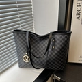 Borsa tote nera capiente con stampa a lettere M e ciondolo in metallo dorato - Nero