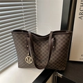 Borsa tote marrone monogramma capiente con ciondolo dorato a M per donna alla moda - Marrone