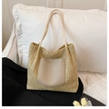 Dettaglio della borsa tote in paglia con tasca in pelle PU e logo FASHION & BAGS - Stile tote / Cachi