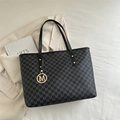 Borsa tote nera classica con motivo monogramma M grigio e ciondolo dorato con lettera M - Nero