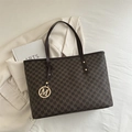 Borsa tote marrone con motivo M all-over e ciondolo dorato su tessuto morbido - Marrone