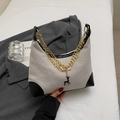 Elegante borsa hobo in tela beige e pelle nera con catena dorata e ciondolo a cervo - Cachi & Nero