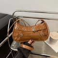 Bruine vintage onderarmtas van kunstleer met decoratieve metalen gespen en zilveren ogen - Bruin