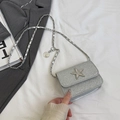 Silberne Mini-Umhängetasche mit Pailletten, Strassstern und Kettenriemen-Detail - Silber