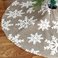 Beige Weihnachtsbaumdecke mit weißen Plüschschneeflocken und dekorativem Wellenrand - Hellkaffee