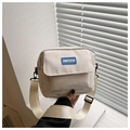 Detail der minimalistischen Nylon-Umhängetasche mit Vordertasche und Trageriemen - Weiß