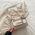 Schicke beige Umhängetasche mit dekorativer Schleife und kariertem Seidenband-Detail - Weiß