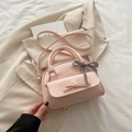 Hellrosa Handtasche mit Schleife, schwarz-weißem Karoseidenband und Schultergurt - Rosa