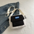 Sac bandoulière minimaliste noir et blanc avec étiquette bleue FANYISSA et sangle - Blanc et Noir