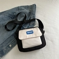 Sacoche minimaliste noir et blanc avec sangle ajustable et logo en caoutchouc bleu - Noir et Blanc