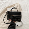 Sac à main boîte tendance en tweed noir et cuir avec pompons et bandoulière longue - Noir