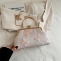 Sac coquille rose avec broderie papillon, poignée dorée et bandoulière chaîne - Rose