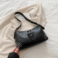 Borsa sottobraccio in pelle nera opaca minimalista con fibbia argento e borchie - Nero