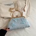 Sac coquille bleu clair avec broderie dentelle et appliqués papillons avec chaîne - Bleu