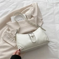 Borsa sottobraccio bianco crema con rivetti argentati e fibbia in metallo - Bianco