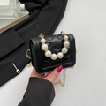 Elegante schwarze Mini-Lederhandtasche mit Herzsteppung und Kunstperlengriff - Schwarz
