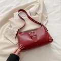 Elegante borsa sottobraccio in pelle rosso scuro con fibbia argento e borchie - Rosso