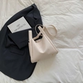 Sac à main chic en cuir grainé blanc crème avec bandoulière large et détails dorés - Blanc Cassé