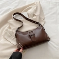 Borsa a spalla vintage marrone scuro con rivetti argentati e tracolla regolabile - Marrone