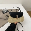 Bolso tejido beige con solapa de cuero negro y hebilla dorada en una vista de mano elegante - Negro