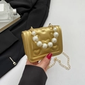 Goldene Mini-Handtasche mit Herz-Steppmuster, Perlengriff und goldener Kette - Gold