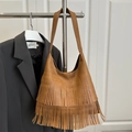 Bolso de hombro marrón caramelo con flecos, estilo vintage y textura de piel lichi - Marrón