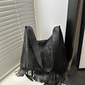 Borsa hobo bohémien in ecopelle nera con frange e capienza ampia da spalla - Nero