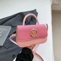 Roze crossbody handtas voor dames met getextureerde flap en gouden M-gesp decoratie - Roze