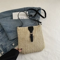 Borsa a tracolla in paglia beige con cinturino in pelle nera e fibbia dorata da mare - Nero