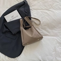 Sac fourre-tout marron en cuir grainé avec clous dorés et logo embossé minimaliste - Sable