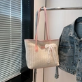 Stroh-Stofftasche mit rosa Lederriemen und einer zarten Schleife aus weißer Spitze - Rosa