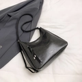 Bolso hobo vintage negro de cuero sintético brillante con bolsillo frontal con cremallera - Negro