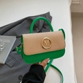Sac à main en cuir vert et tissé beige avec logo M doré et bandoulière réglable - Vert