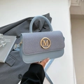 Lichtblauwe handtas van kunstleer en denim met gouden M-logo en afneembare schouderriem - Blauw