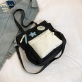 Bolso tote de lona en contraste blanco y negro con estrella azul y correa de hombro - Negro