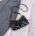 Borsa a spalla in pelle verniciata nera lucida con fiocchi decorativi e doppie tasche - Nero
