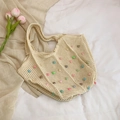 Bolso de hombro de punto crema con perlas de colores y fondo de tulipanes elegante - Blanco
