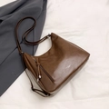 Bolso tote marrón de cuero sintético con detalles de cremallera y correas decorativas - Marrón