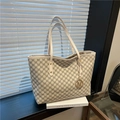 Elegante borsa tote beige con motivo M e ciondolo M dorato per il pendolare chic - Bianco