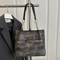 Bolso tote grande de tweed con cadena dorada y logotipo colgado en una percha - Negro