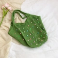 Bolso de ganchillo verde hierba con perlas de colores y correa tejida para hombro - Verde